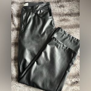 A&F Curve Love 90s Relaxed Leather
High Rise Pants in Black